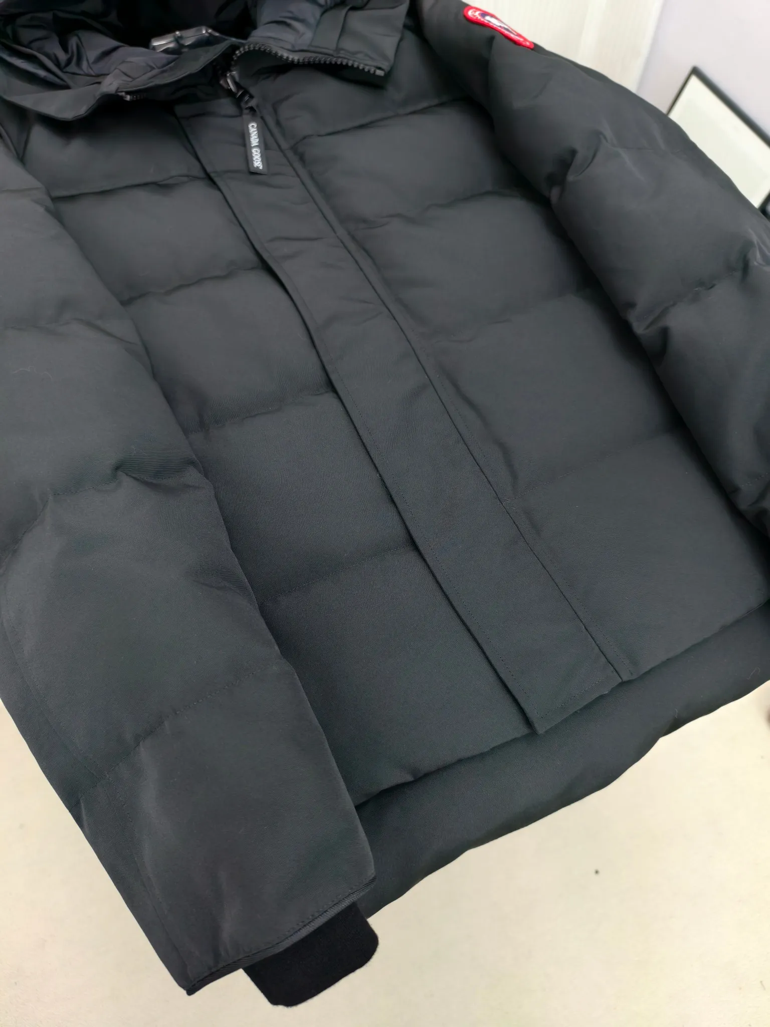 P700————2080M/New 17 models (higher version) Canada goose MacMillan parka. The MacMillan Parka features an innovative design with a streamlined hood detail, added shoulder straps and two additional interior pockets. This hip-length parka offers warmth and style with its quilted design and curved hem. Filled with extremely fluffy white duck down. The MacMillan Parka provides essential protection in all weathers. The adjustable down-connected hood improves warmth and protects against harsh weather. Rib knit cuffs tucked into the interior. The hood is equipped with a detachable zipper guard, and the hood trim can be replaced to create a personalized style and provide more protection (this jacket can be matched with wolf fur collar accessories, choose by yourself) ❤️The only version in the market Color: black red label black black label gray red label gray black label off-white red label navy red label Size: XS-2XL